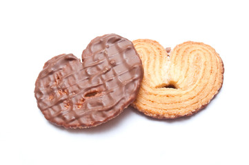 biscuits au chocolat en forme de coeur sur fond blanc