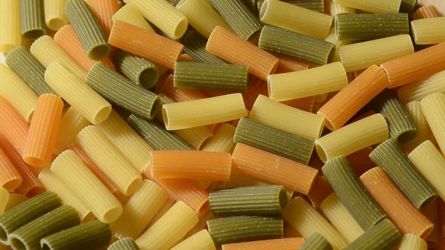 Macarrones crudos de tres colores