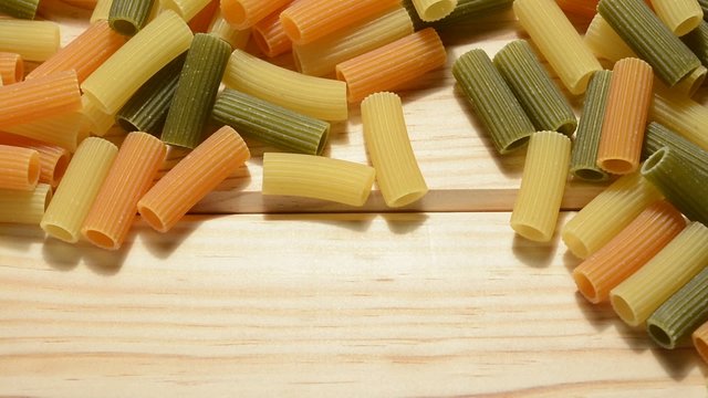 Macarrones crudos de tres colores