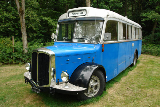 blauer Oldtimerbus