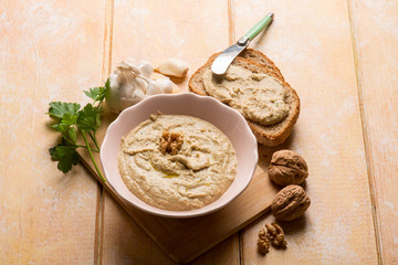 hummus with bread