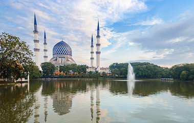 Naklejka premium Morning view of Shah Alam mosque, Shah Alam, Malaysia