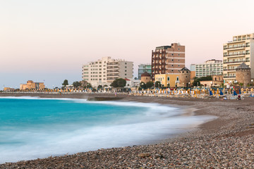 Obraz premium Greece, Rhodes. Urban beach in the evening