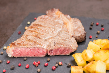 Rib eye Steak vom Rind rosa gebraten