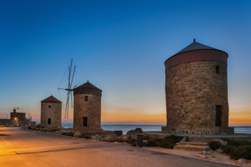 Obraz premium Mandraki Harbour windmills on the Island of Rhodes Greece.