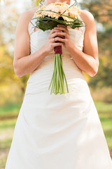 Braut riecht an Brautstrauß