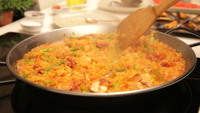 Cooking rice with meat and vegetables