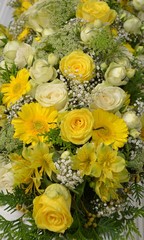 Flowers of mourning on the coffin of roses and gerberas - Yellow