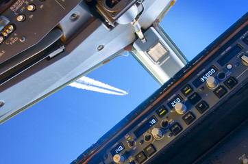 Aviation safety - air proximity seen from the cockpit