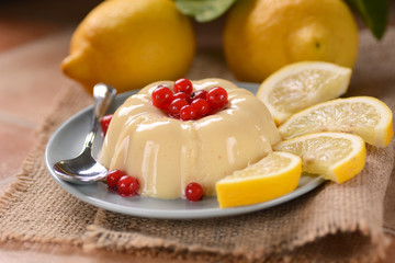 delizioso budino al limone decorato con ribes