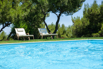 Swimmingpool mit Liegen im Grünen 