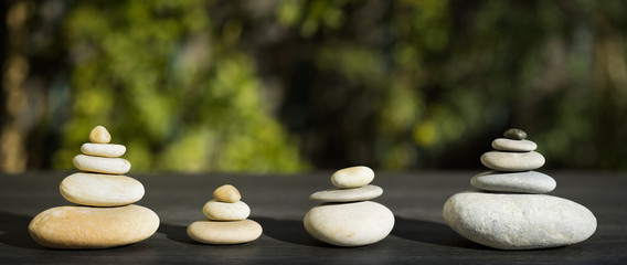Quatre cairns, symbolisant l'équilibre familial et la mixité  en format panoramique 