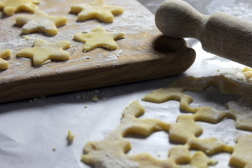 Biscotti casalinghi su tagliere ulivo e mattarello