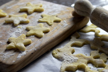 Biscotti casalinghi su tagliere ulivo e mattarello
