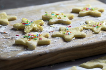 Biscotti casalinghi su tagliere ulivo