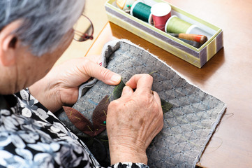 裁縫をしている高齢の女性,日本人 - obrazy, fototapety, plakaty