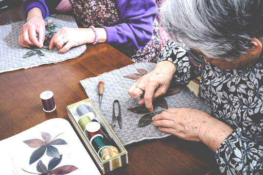 裁縫をしている高齢の女性,日本人
