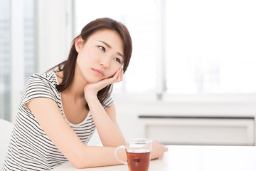 考える女性