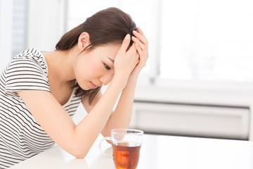 考える女性