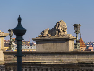 Obraz premium Sculpture of a lion on a chain bridge