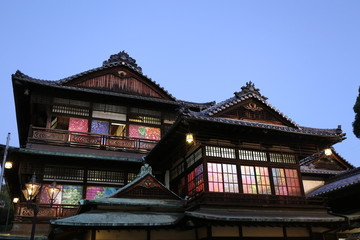 Naklejka premium 夕暮れの道後温泉本館