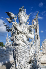 Fototapeta premium Staue w Białej świątyni Wat Rong Khun w Chang Rai