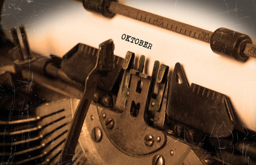 Old typewriter - Oktober - obrazy, fototapety, plakaty