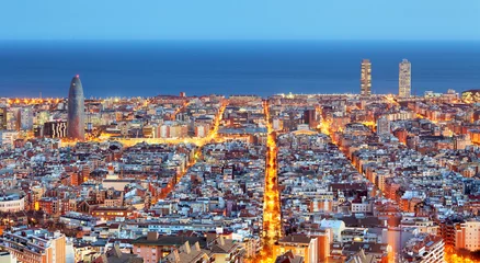Foto auf Leinwand Skyline von Barcelona, Luftbild bei Nacht, Spanien © TTstudio