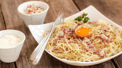 pâte à la carbonara sur planche en bois 4