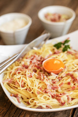 pâte à la carbonara sur planche en bois 1