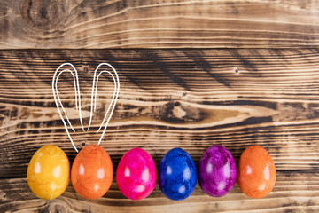 bunte Ostereier mit Hasenohren