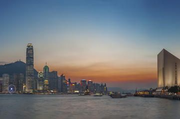Obraz premium Victoria Harbor of Hong Kong city at dusk