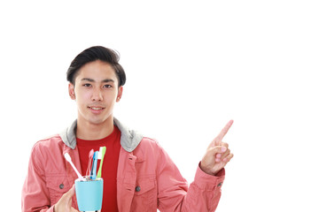 歯ブラシを持つ笑顔の男性