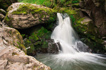 Fototapeta na wymiar Небольшой водопад в Горном Алтае