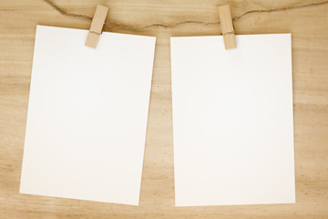 木のクリップとメモ用紙　木目背景
