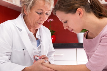 Ärztin gibt Patientin eine Spritze, Konzept Impfung