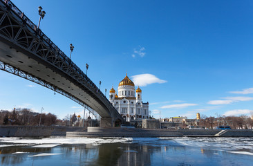 Fototapeta premium Cathedral of Christ the Saviour and Patriarshy Bridge in Moscow in the winter