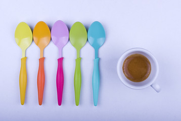 Caffè e cucchiaini colorati