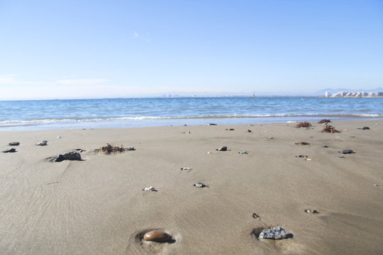 Piedras y arena de la Playa de Perola de Roses (Costa Brava)