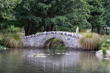 Fototapeta na wymiar small bridge in queenstown gardens