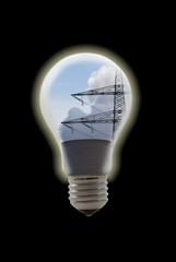 Symbolbild Glühlampe mit Kraftwerk und Strommast hinten schwarz