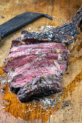 Barbecue Wagyu Tomahawk Steak auf Holzbrett