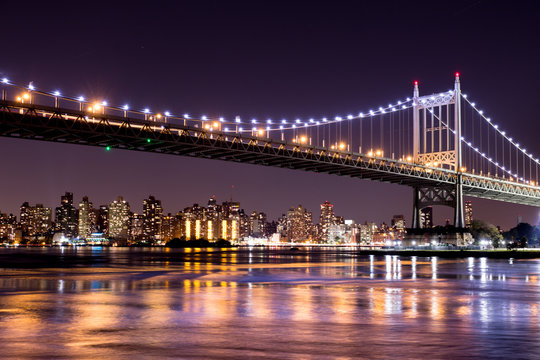 Fototapeta Beautiful night view of New York City and the 59th Street Ed Koch Bridge looking across to Manhattan.