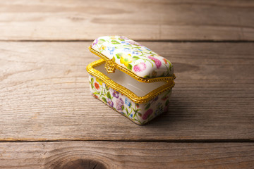 Surprise jewellery box, closed, on a wooden table