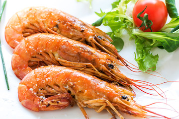 Appetizing grilled jumbo prawns.
