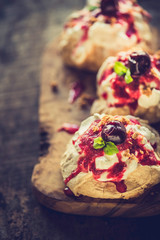 Meringues pavlova cake