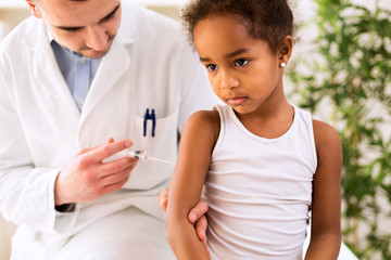 Obraz premium Medical doctor injecting a vaccine into the arm of a patient