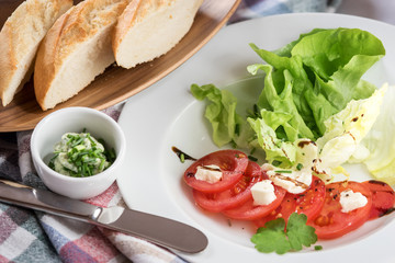 Kleiner Vorspeisensalat mit Baguette und Kräuterbutter