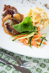 Schweinemedaillons mit Käse überbacken und Beilagen