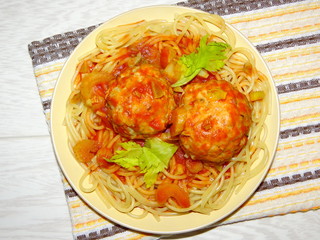 тефтели с макаронами 